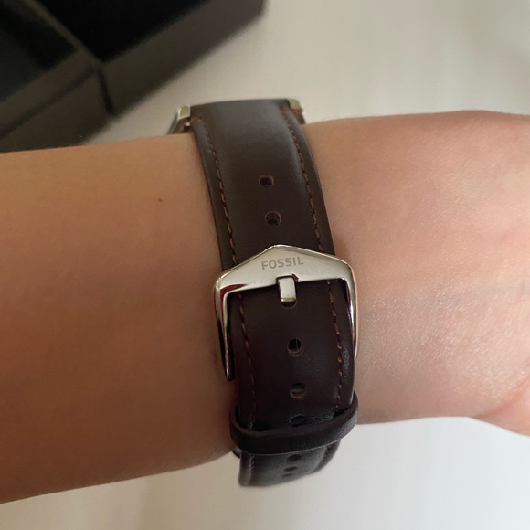 Brand new never before worn genuine leather fossil watch. - Picture 4 of 10